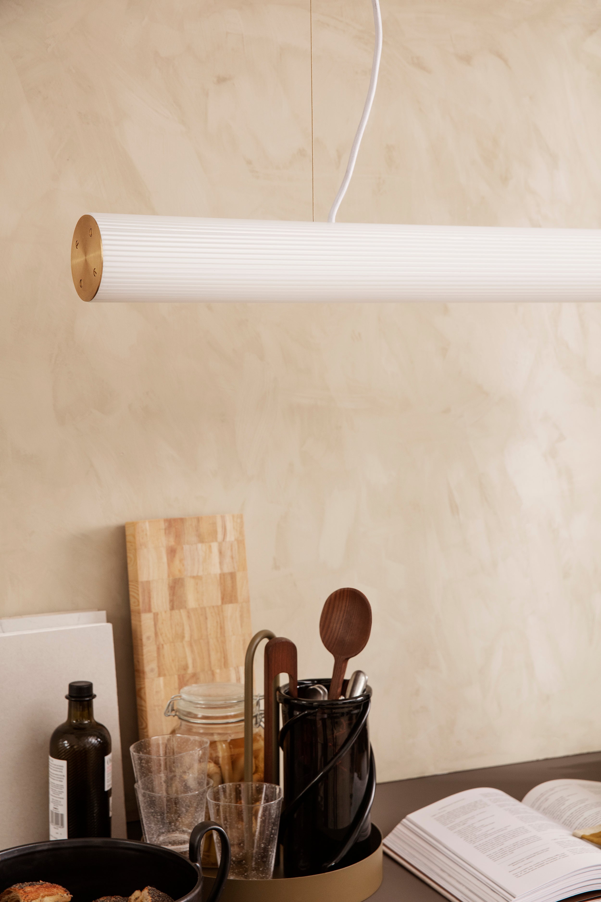 Závesná lampa VUELTA biela s mosadzným povrchom
