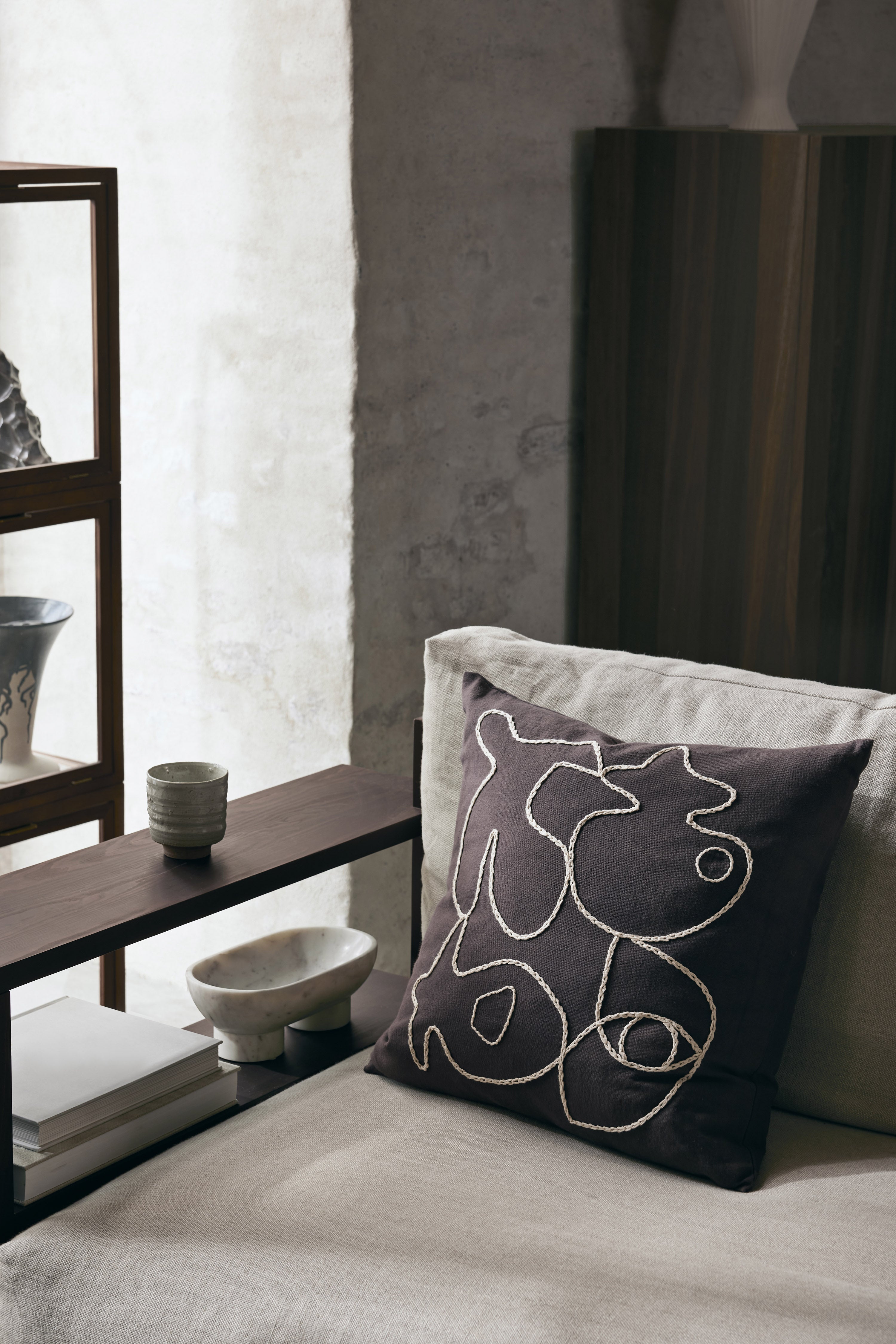 Vankúš FIGURE hnedý