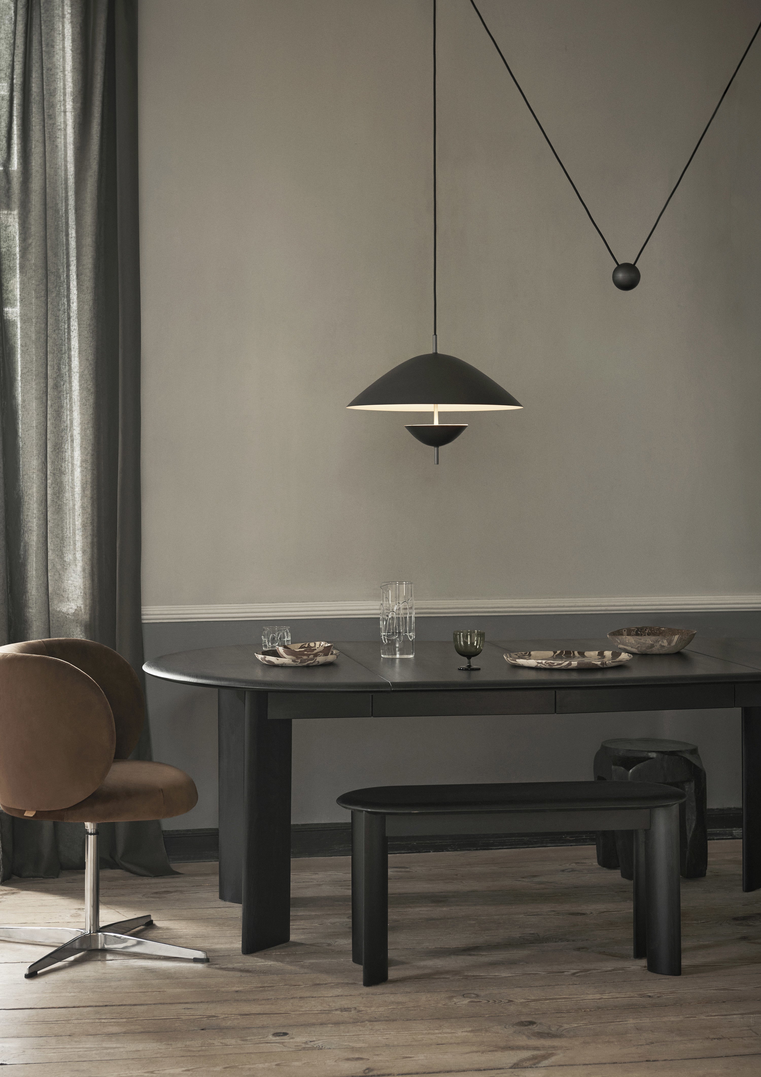 Bevel beech round table painted black