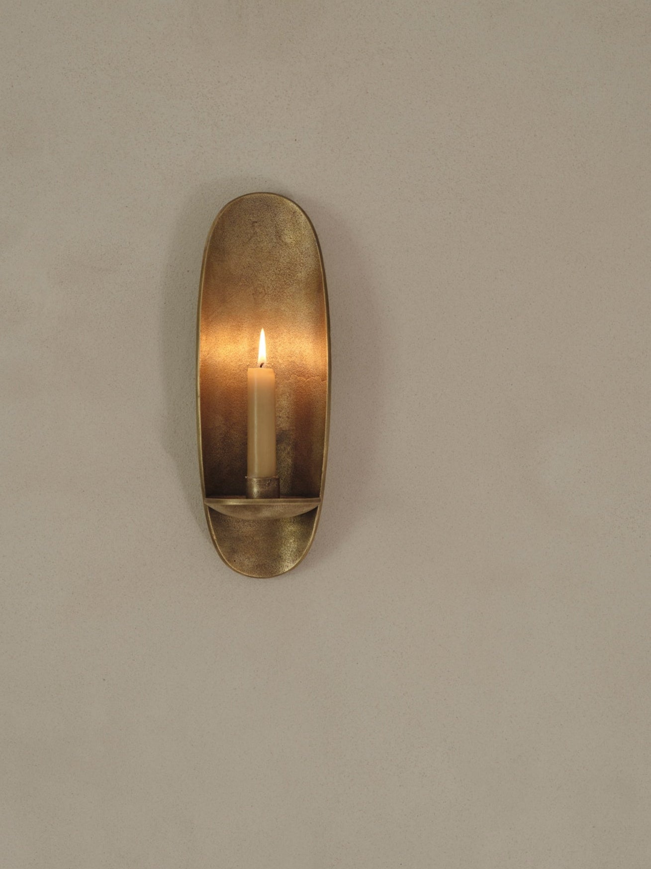 AGAPÉ wall sconce with brass finish