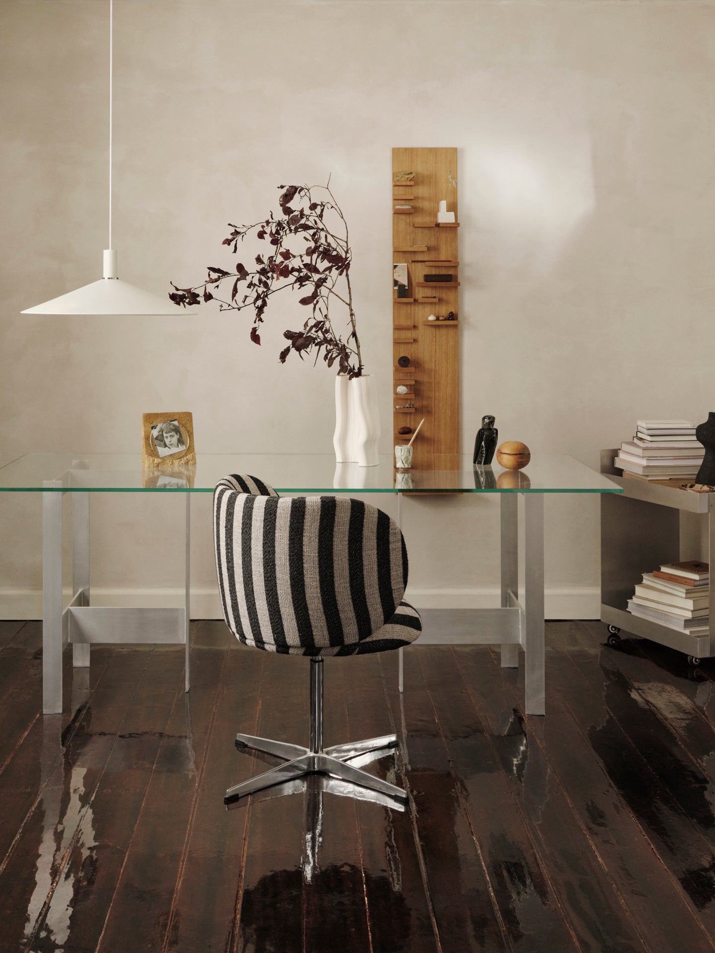 RICO Louisiana Black Swivel Chair with Armrests in Sand