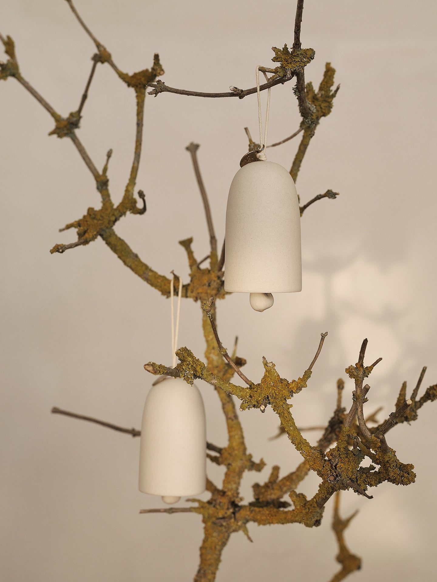 Sada vianočných zvončekov BELL CERAMIC biela so zlatou