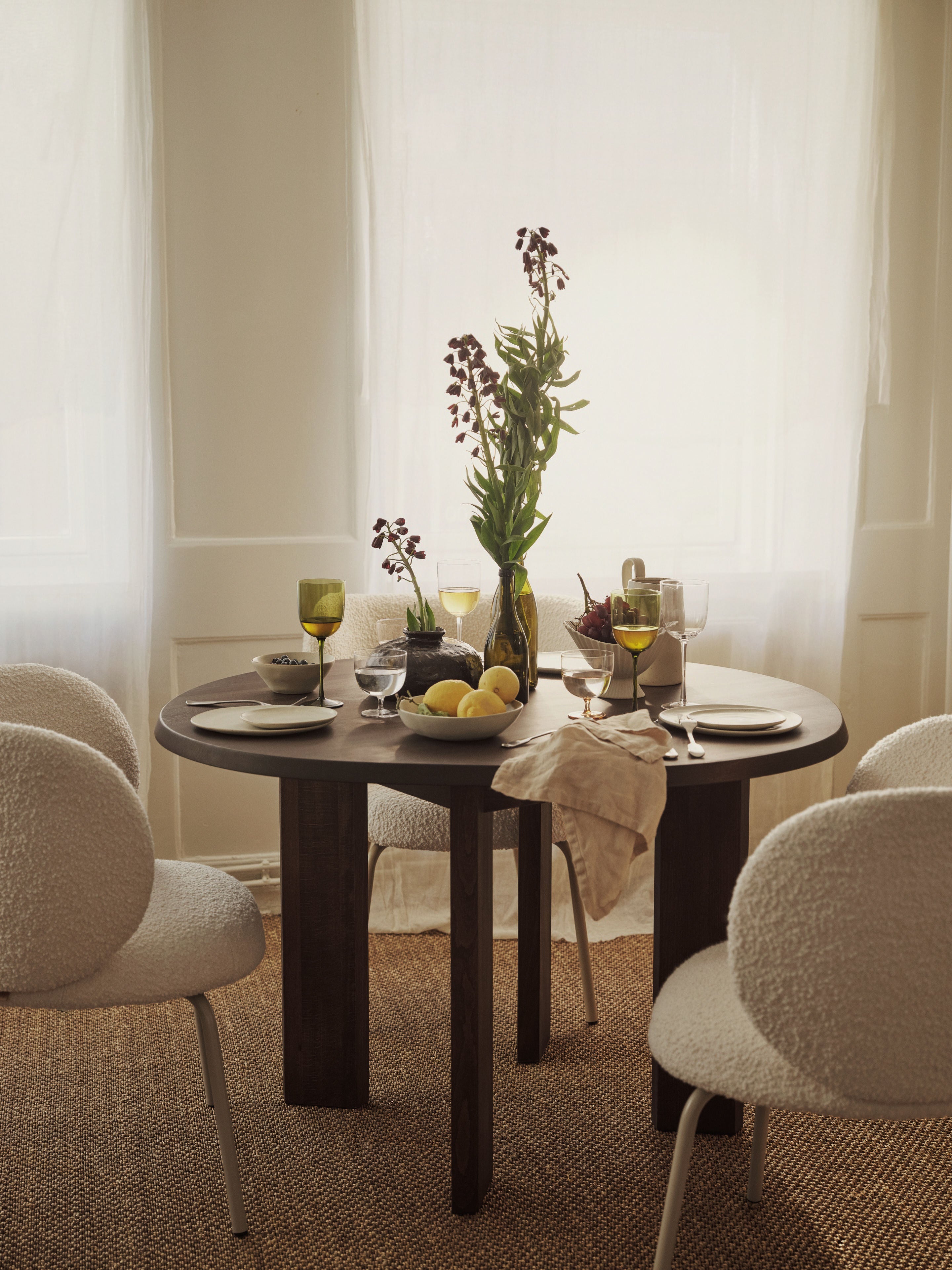 Chair with Rico Bouclé sandblasts with a black base