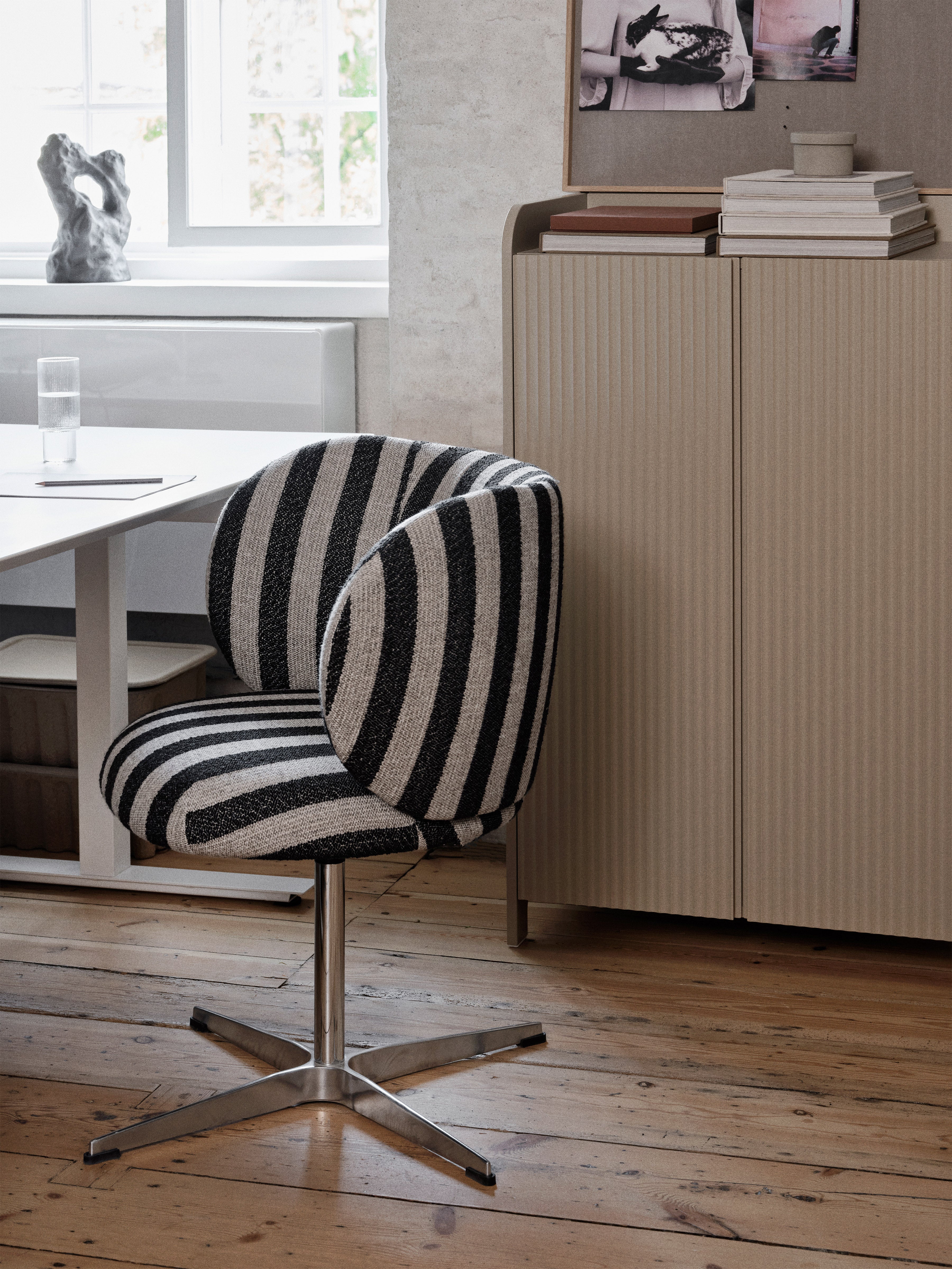 RICO Louisiana Black Swivel Chair with Armrests in Sand