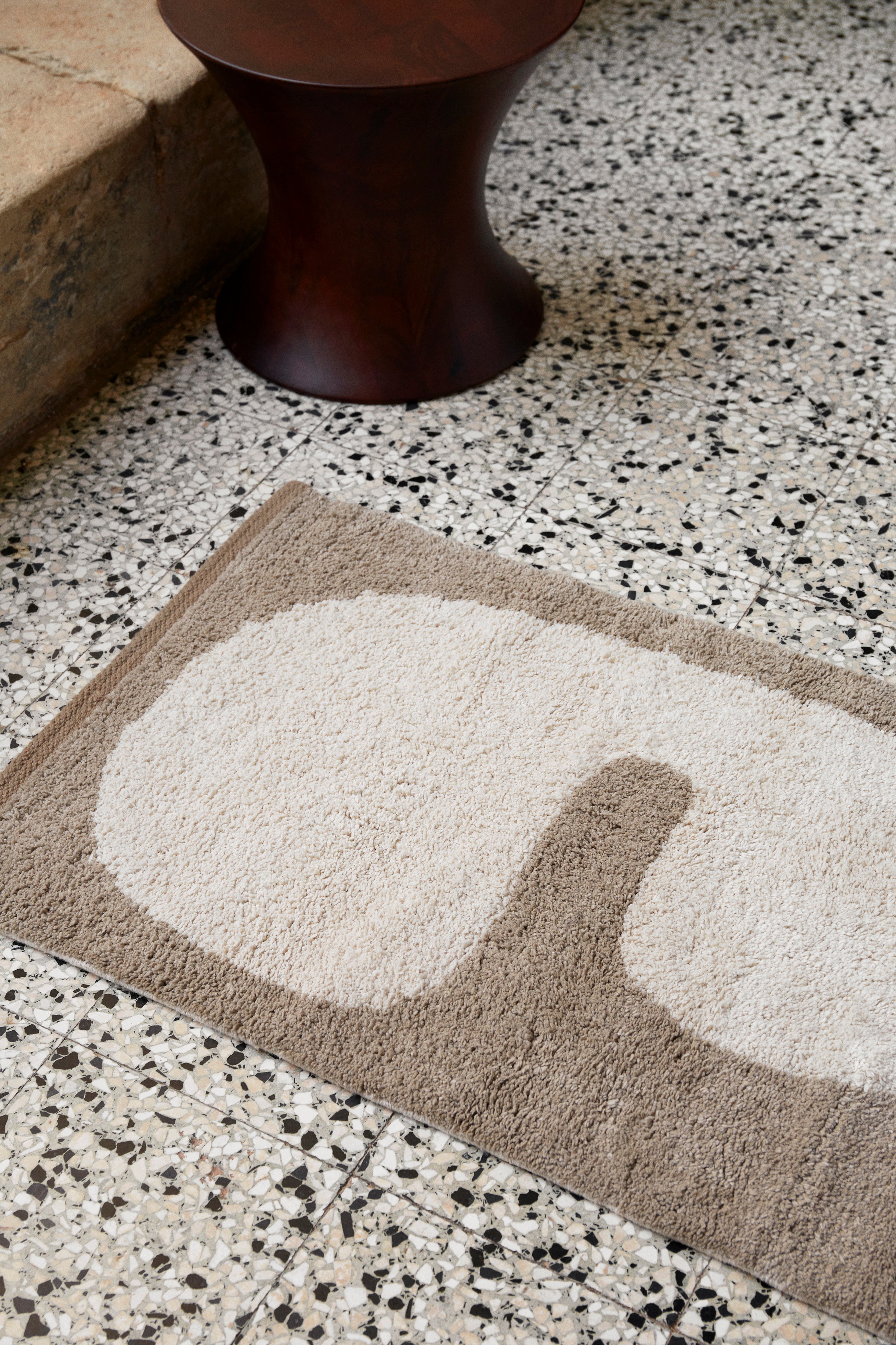 LAY WASHABLE rug in off-white with dark beige