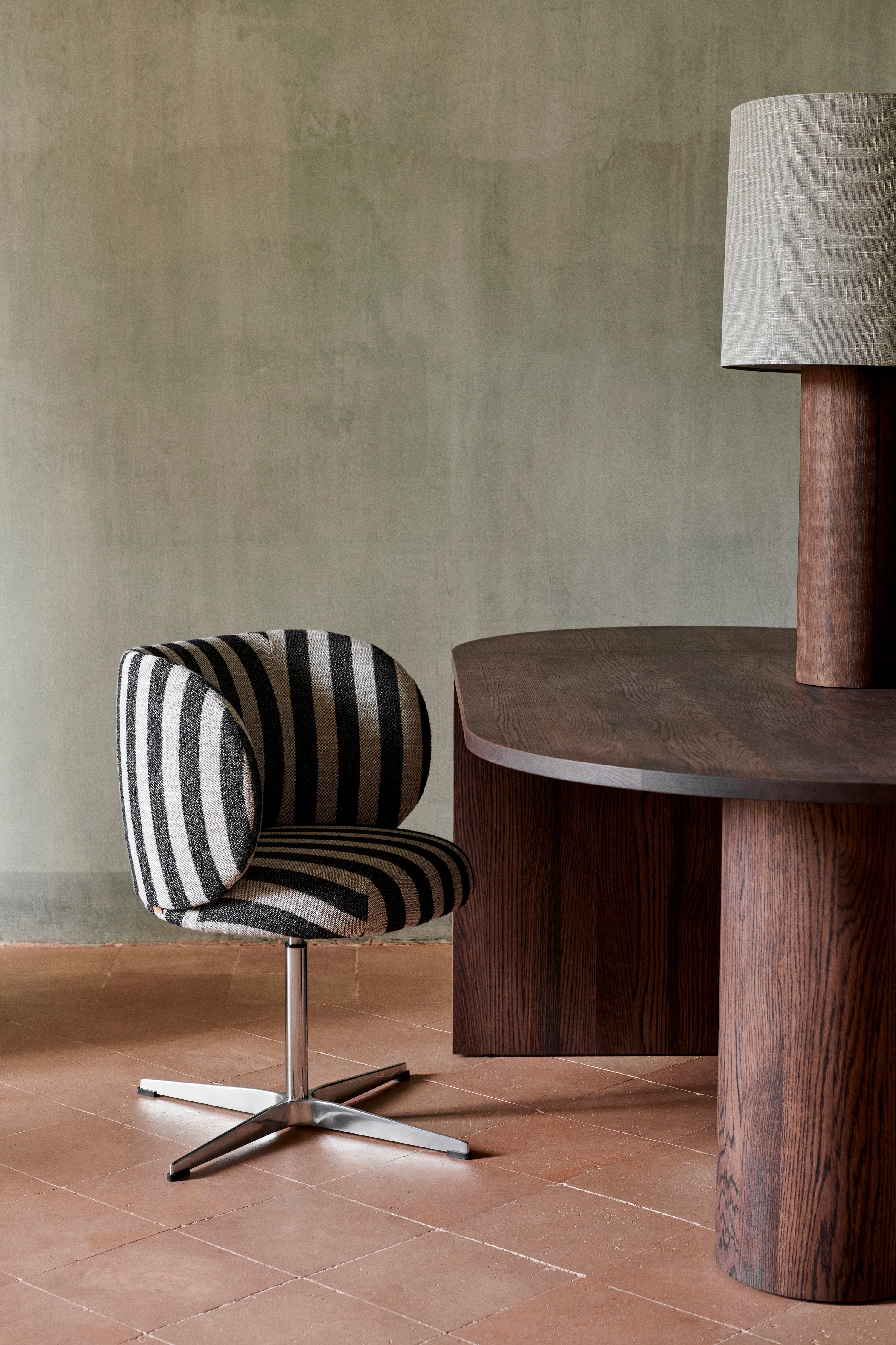 RICO Louisiana Black Swivel Chair with Armrests in Sand