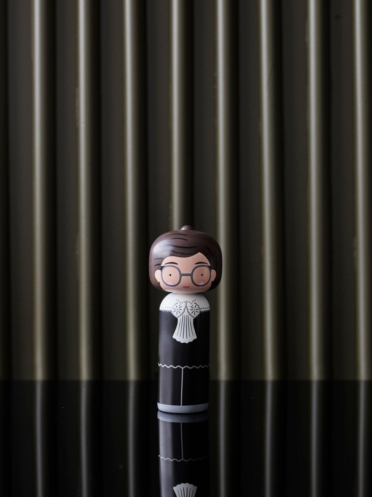Figurka dekoracyjna RUTH BADER GINSBURG Lucie Kaas Eye on Design