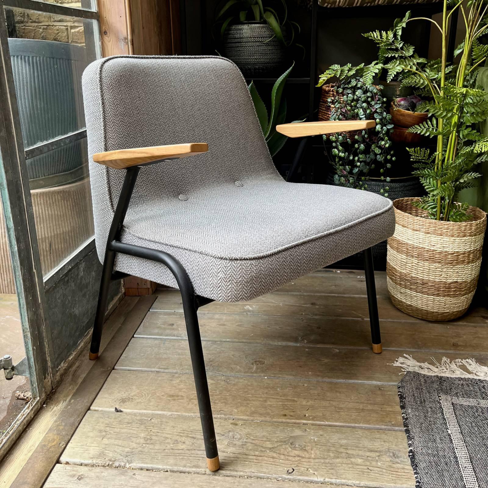 Fotel 366 METAL beżowy w tkaninie Boucle Creme 366 concept Eye on Design