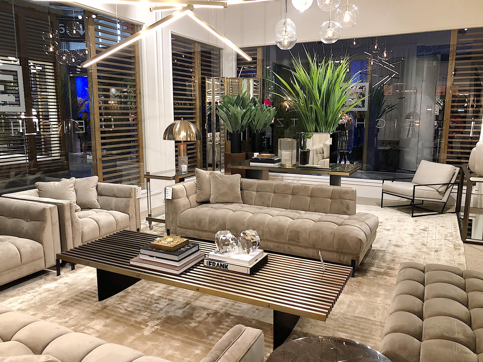 Fotel aksamitny SIENNA beżowy Eichholtz Eye on Design