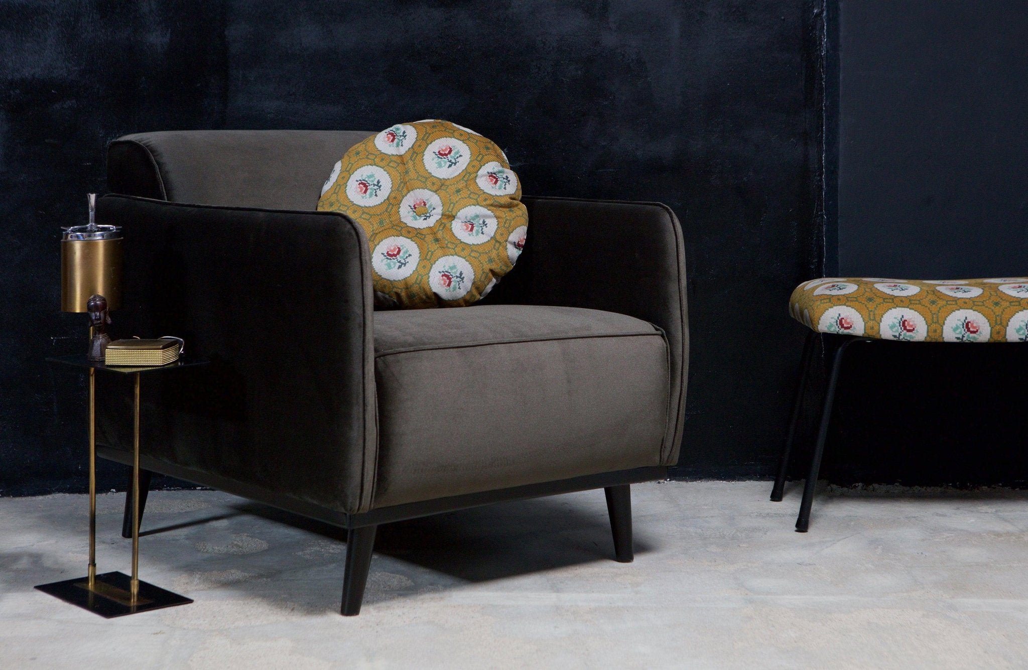 Fotel aksamitny STATEMENT ciemnobrązowy Be Pure Eye on Design