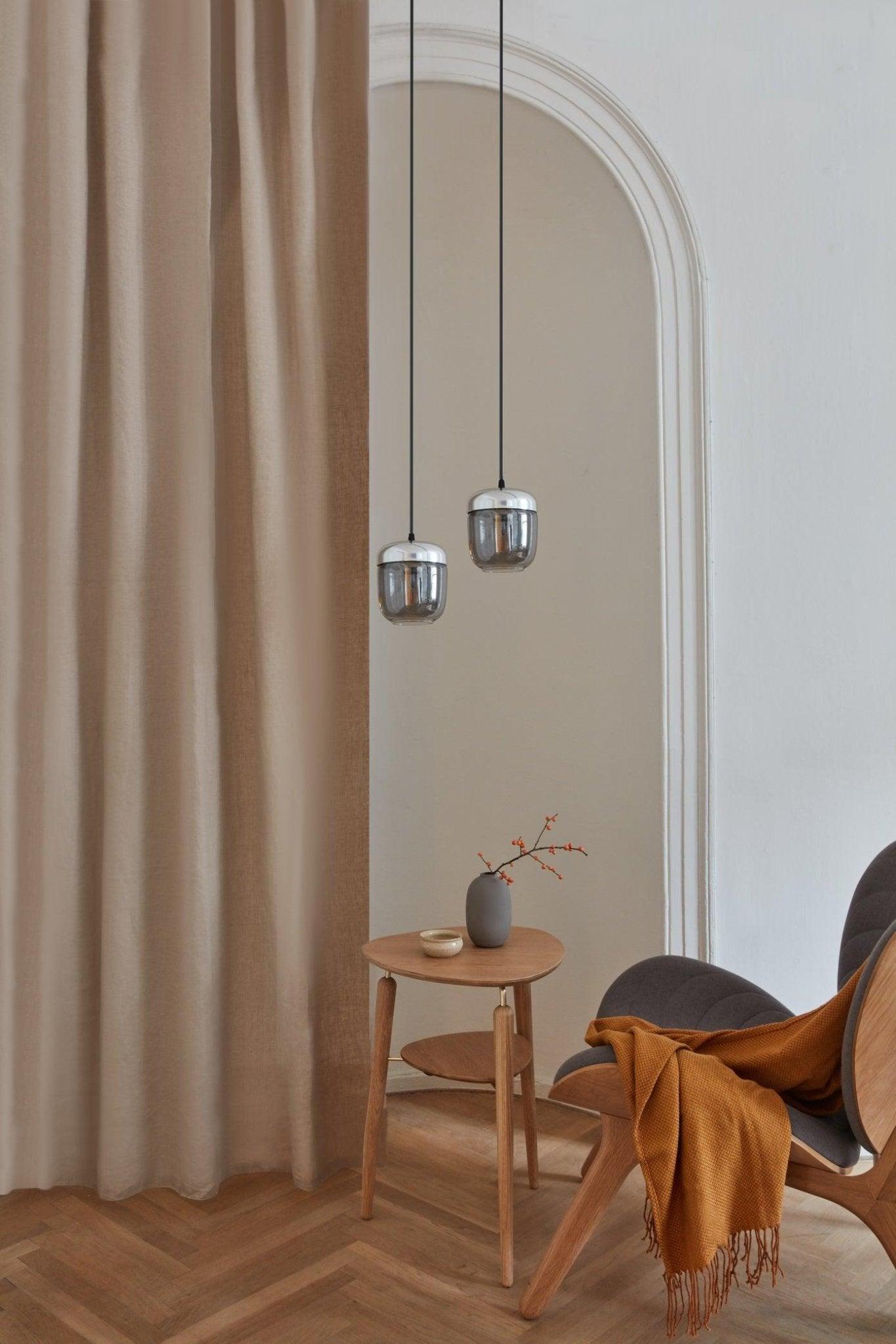 Fotel CONVERSATION PIECE antracytowy z dębową podstawą UMAGE Eye on Design