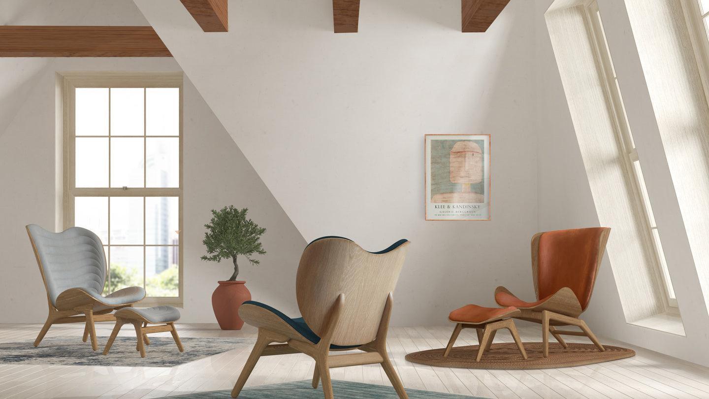 Fotel CONVERSATION PIECE antracytowy z dębową podstawą UMAGE Eye on Design