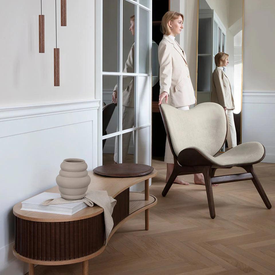 Fotel CONVERSATION PIECE beżowy z ciemno dębową podstawą UMAGE Eye on Design