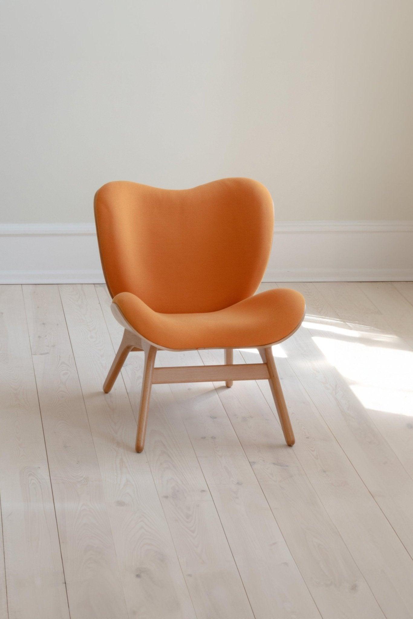 Fotel CONVERSATION PIECE bursztynowy z dębową podstawą UMAGE Eye on Design