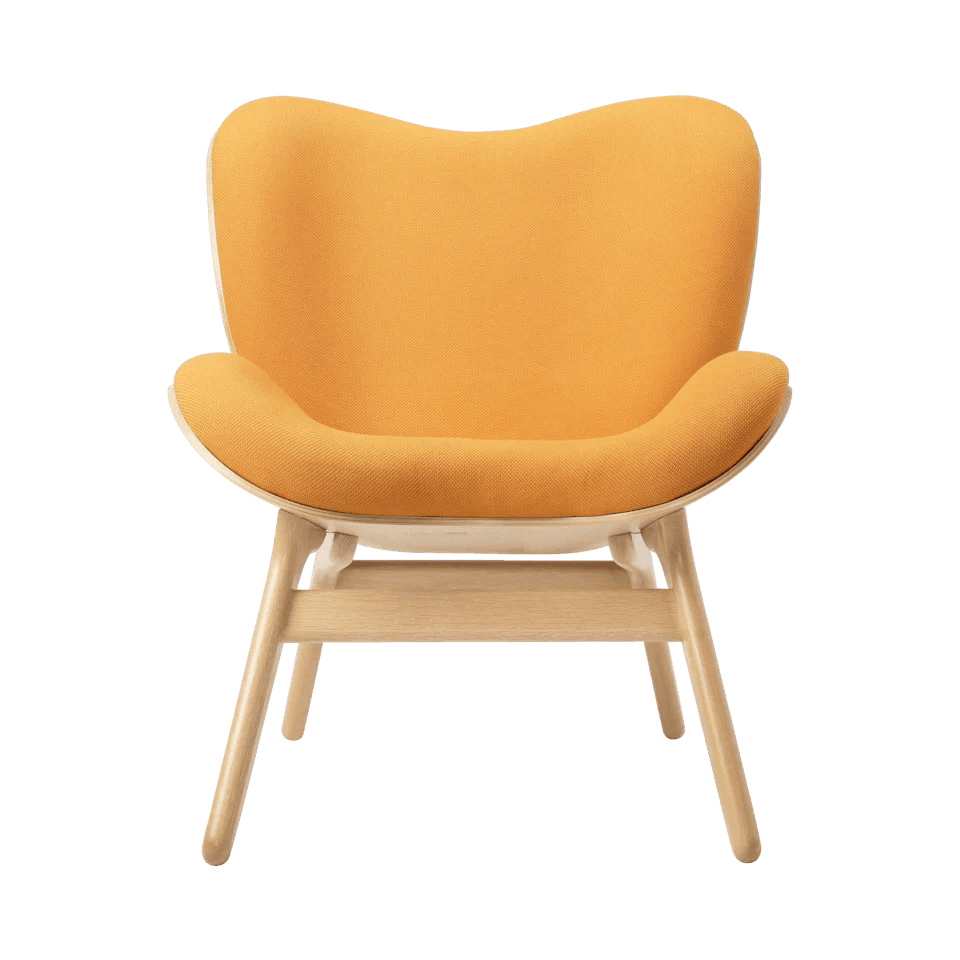 Fotel CONVERSATION PIECE bursztynowy z dębową podstawą UMAGE Eye on Design