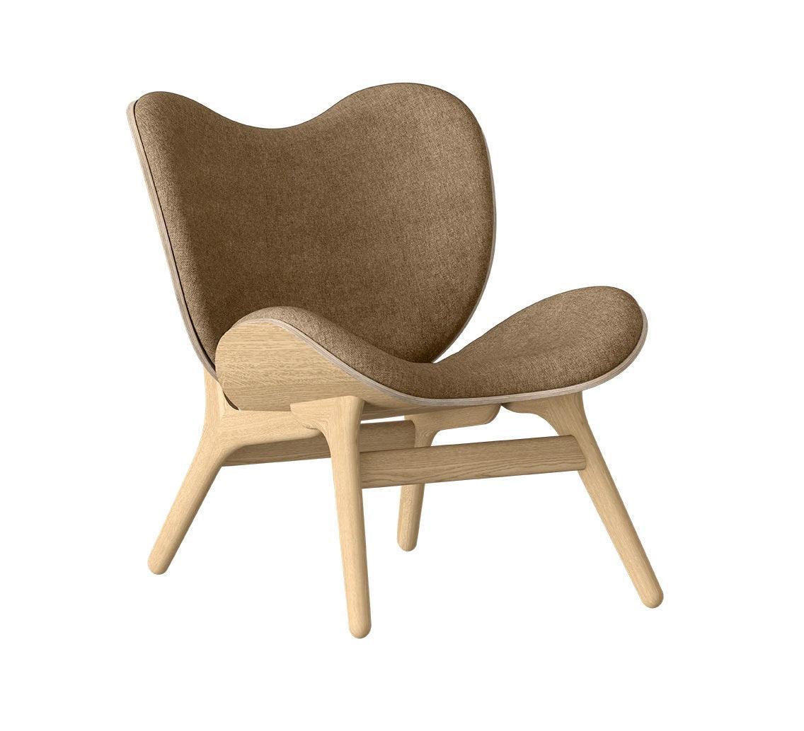 Fotel CONVERSATION PIECE karmelowy z dębową podstawą UMAGE Eye on Design