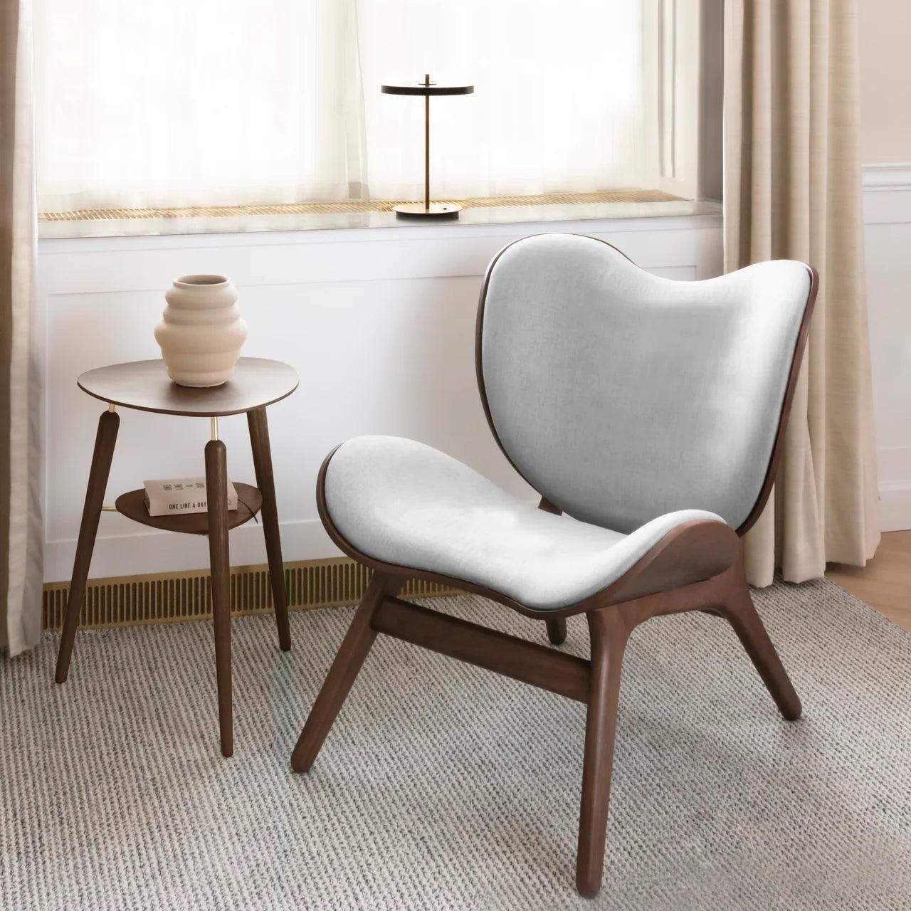 Fotel CONVERSATION PIECE kawowy z ciemno dębową podstawą UMAGE Eye on Design