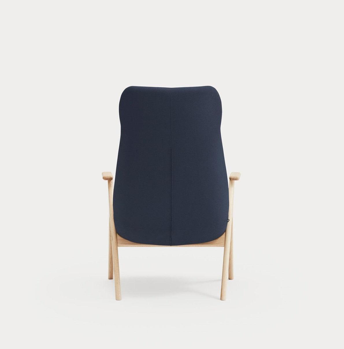 Fotel DINS wysoki ciemnoniebieski z drewnianą podstawą Teulat Eye on Design