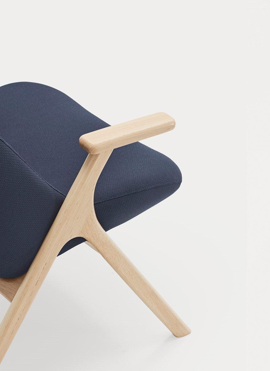 Fotel DINS wysoki ciemnoniebieski z drewnianą podstawą Teulat Eye on Design