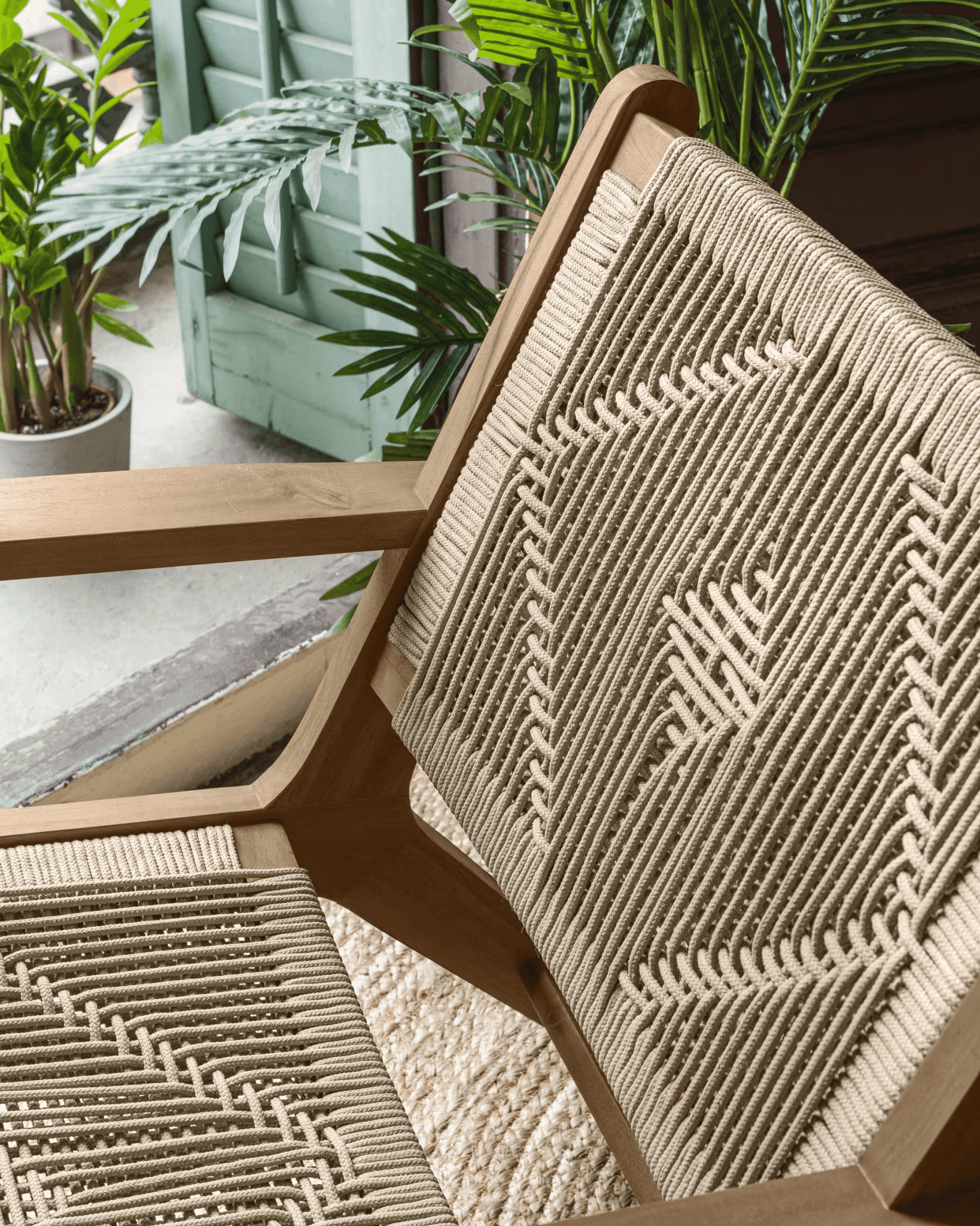 Fotel GERALDA lite drewno akacjowe z ciemnym wykończeniem La Forma Eye on Design