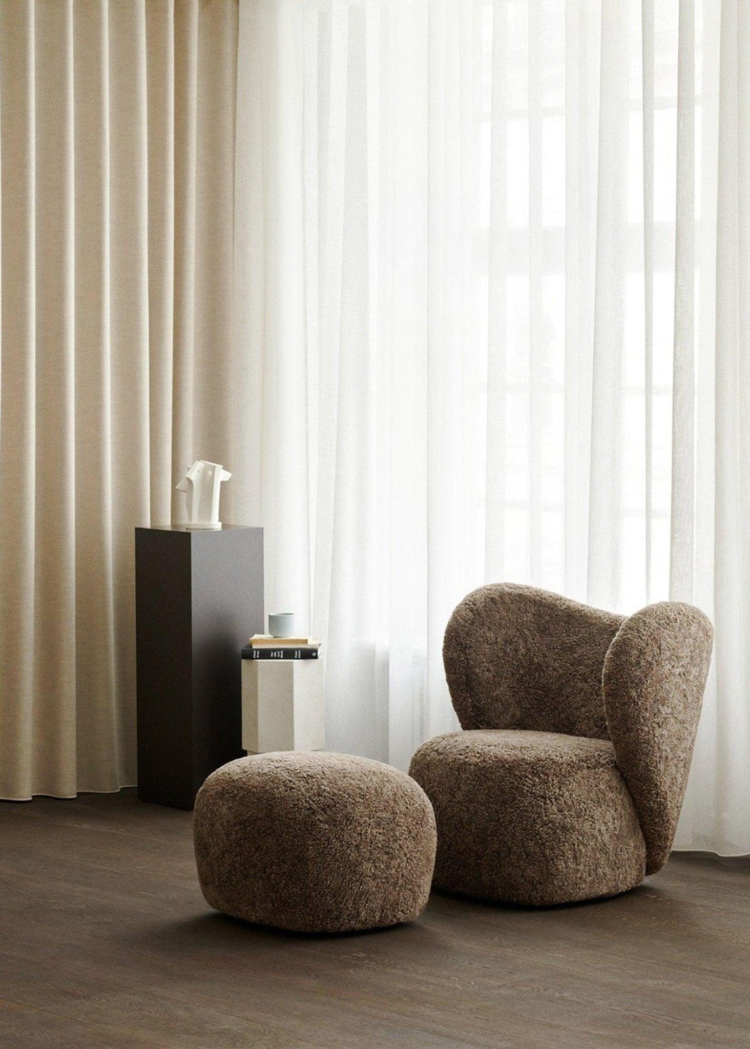 Fotel obrotowy futrzany BIG BIG brązowy NORR11 Eye on Design