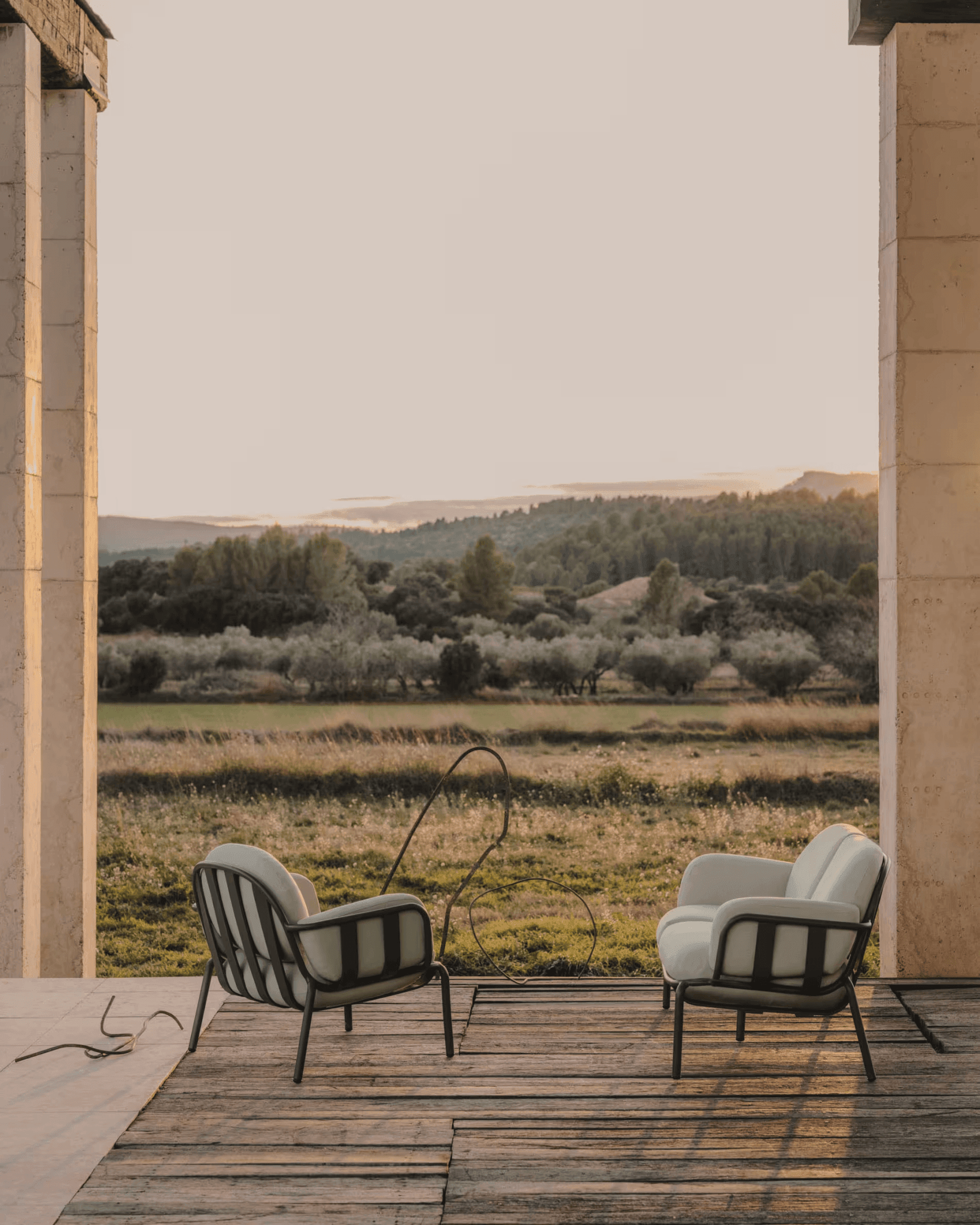 Fotel ogrodowy JONCOLS szary z czarną podstawą La Forma Eye on Design