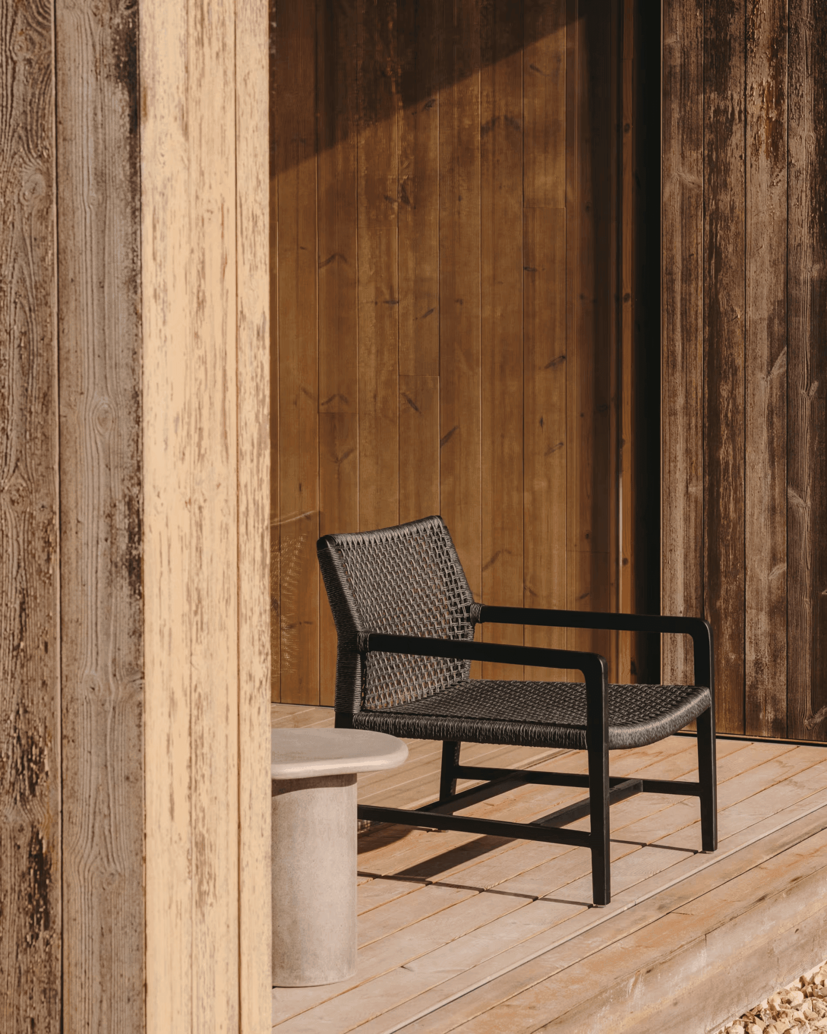 Fotel ogrodowy SABOLLA czarne drewno tekowe La Forma Eye on Design