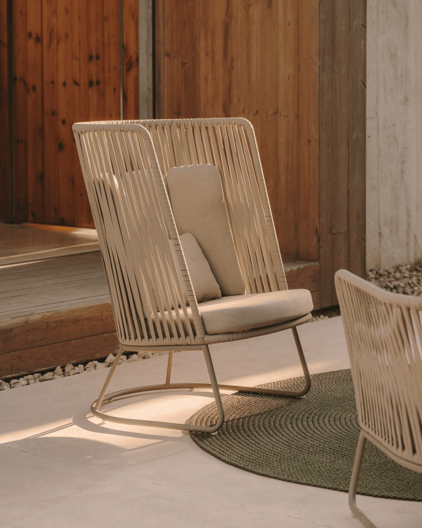 Fotel ogrodowy z wysokim oparciem SACONA oliwkowy La Forma Eye on Design