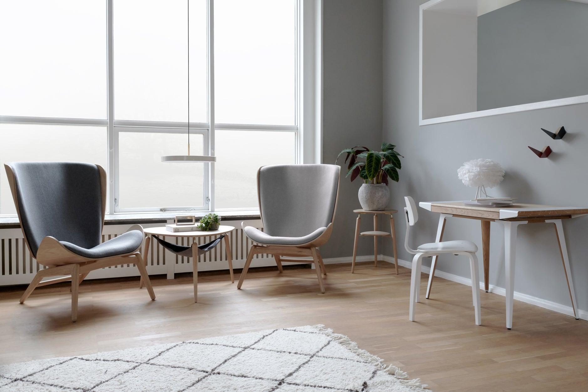 Fotel READER baby blue z dębową podstawą UMAGE Eye on Design