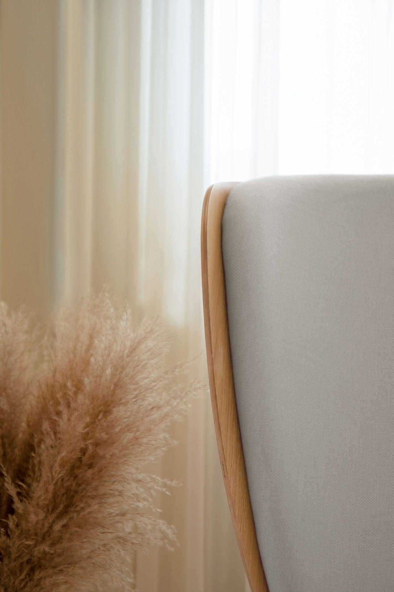 Fotel READER baby blue z dębową podstawą UMAGE Eye on Design