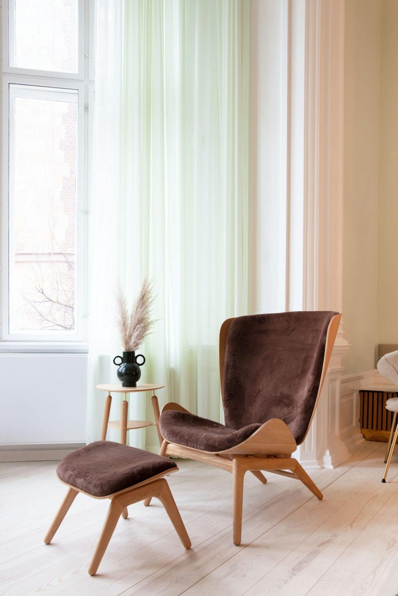 Fotel READER brązowy plusz z dębową podstawą UMAGE Eye on Design