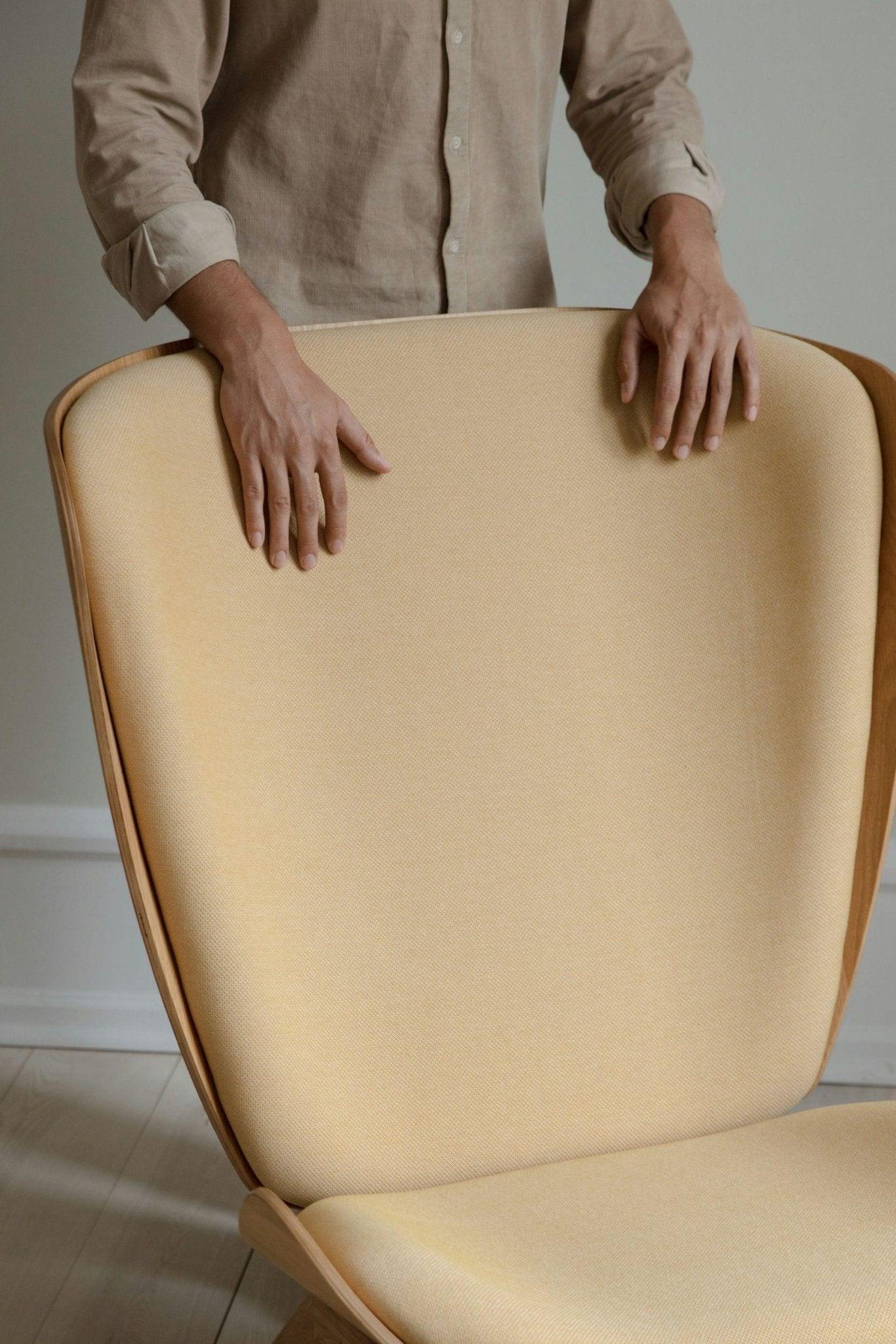 Fotel READER żółty z dębową podstawą UMAGE Eye on Design