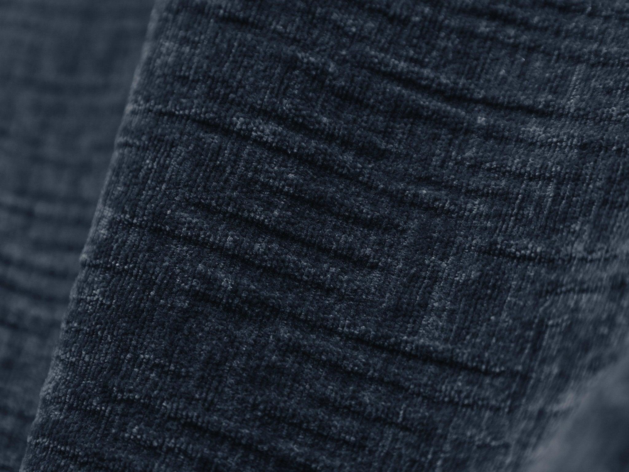 Fotel w tkaninie szenilowej VANDA granat królewski Mazzini Sofas Eye on Design