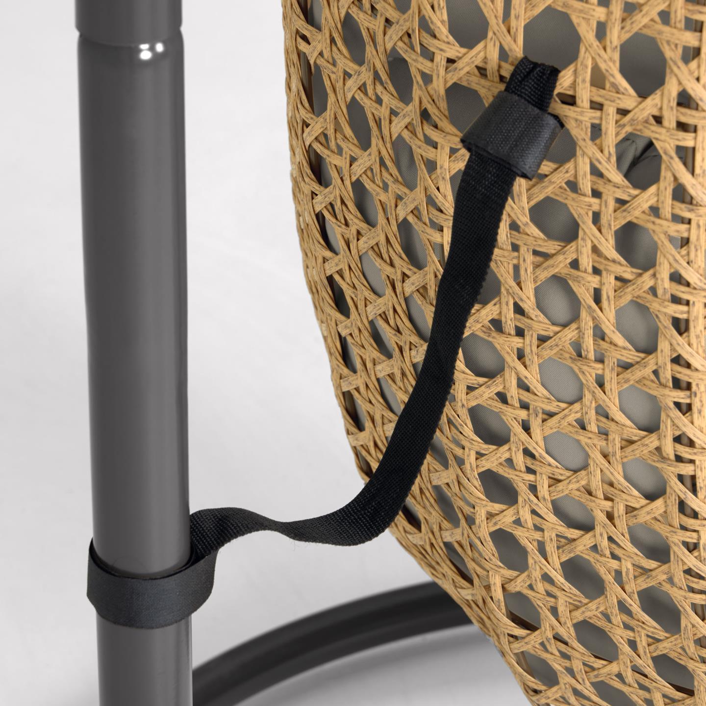 Fotel wiszący CIRA rattanowy z ciemnoszarą podstawą La Forma Eye on Design