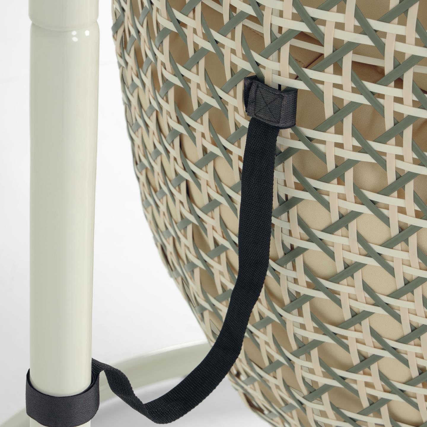 Fotel wiszący CIRA zielony rattan z jasnoszarą podstawą La Forma Eye on Design