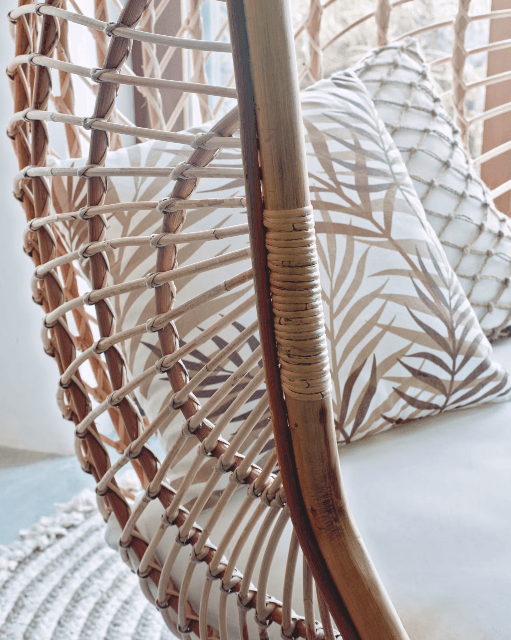 Fotel wiszący EKATERINA rattanowy La Forma Eye on Design