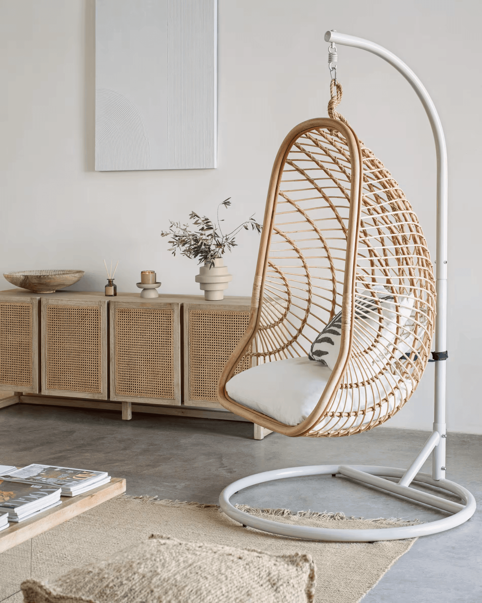 Fotel wiszący EKZTERINA rattanowy z szarą podstawą La Forma Eye on Design