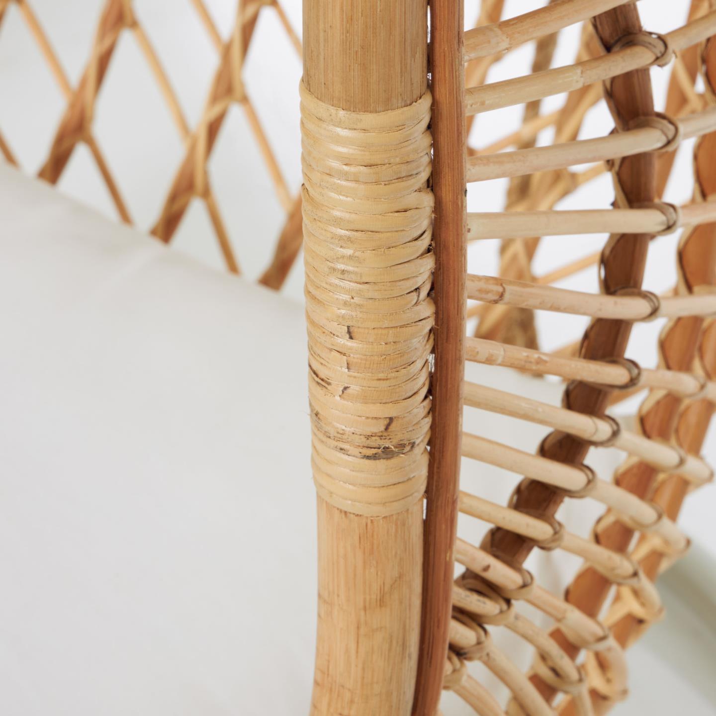 Fotel wiszący EKZTERINA rattanowy z szarą podstawą La Forma Eye on Design