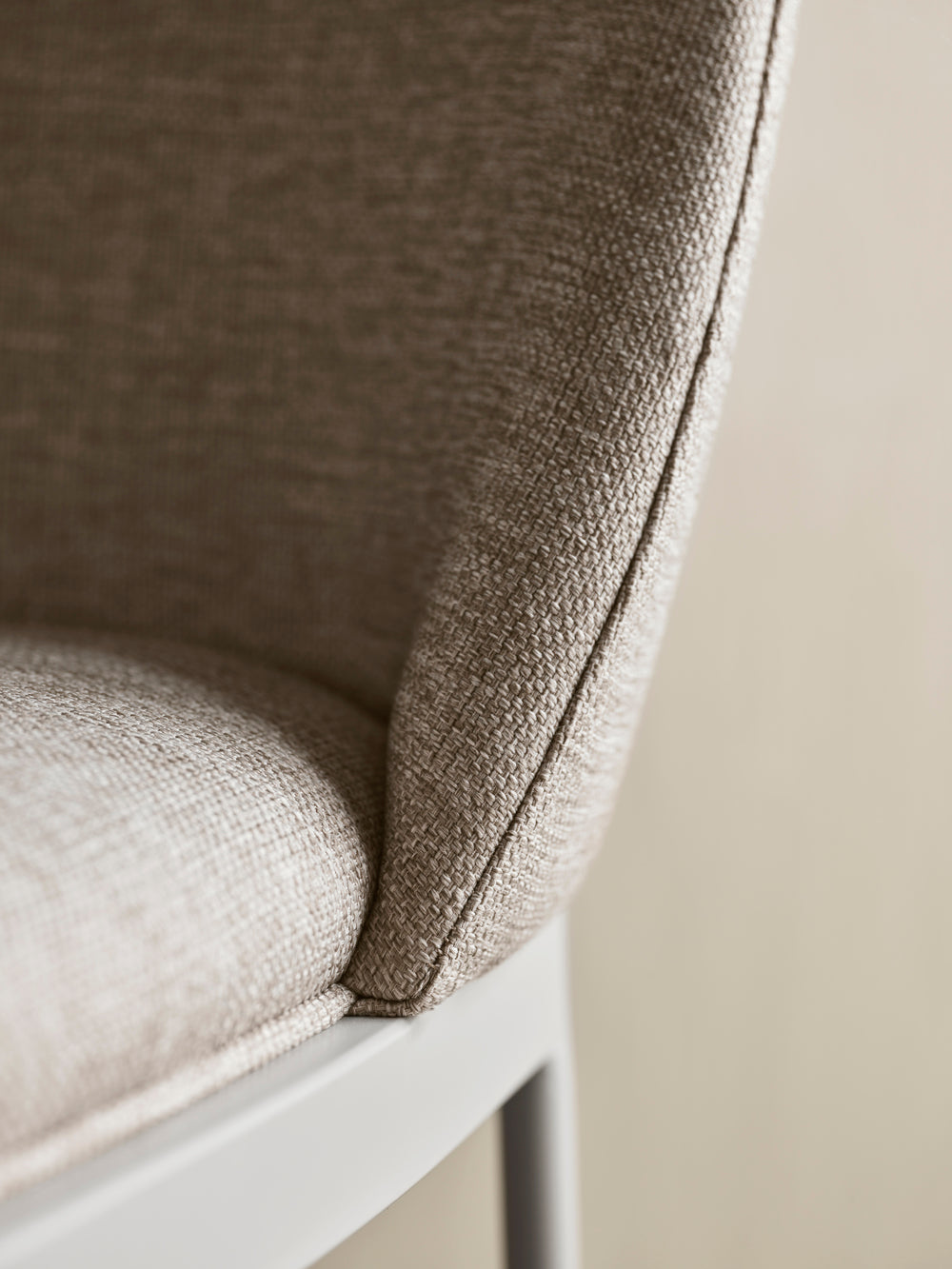 Pohovka 3-miestna čalúnená FRANK čierna s oceľovým podstavcom