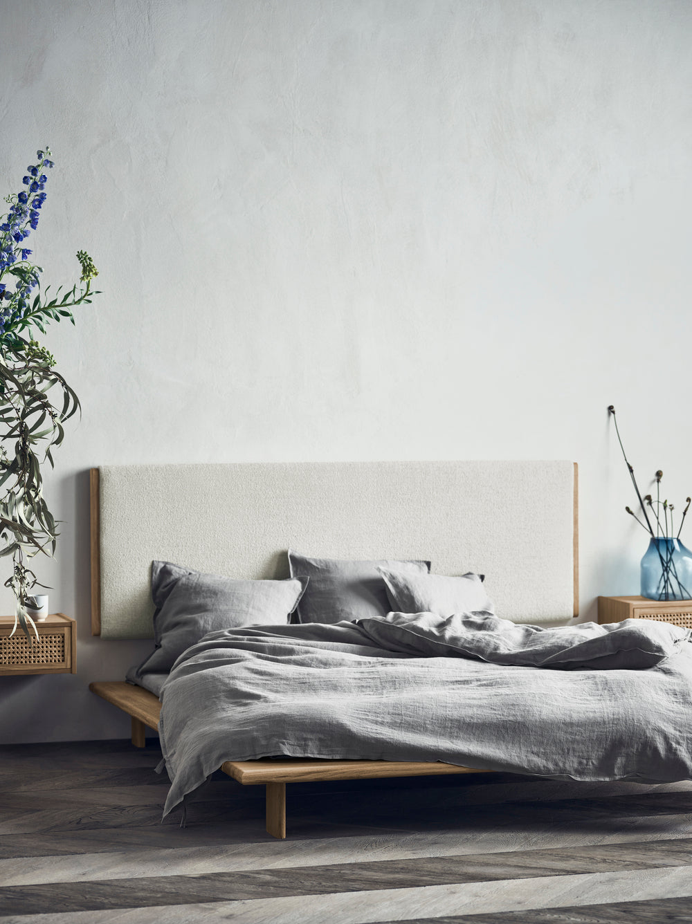 Čalúnený vankúš HAVEN tmavé dubové drevo