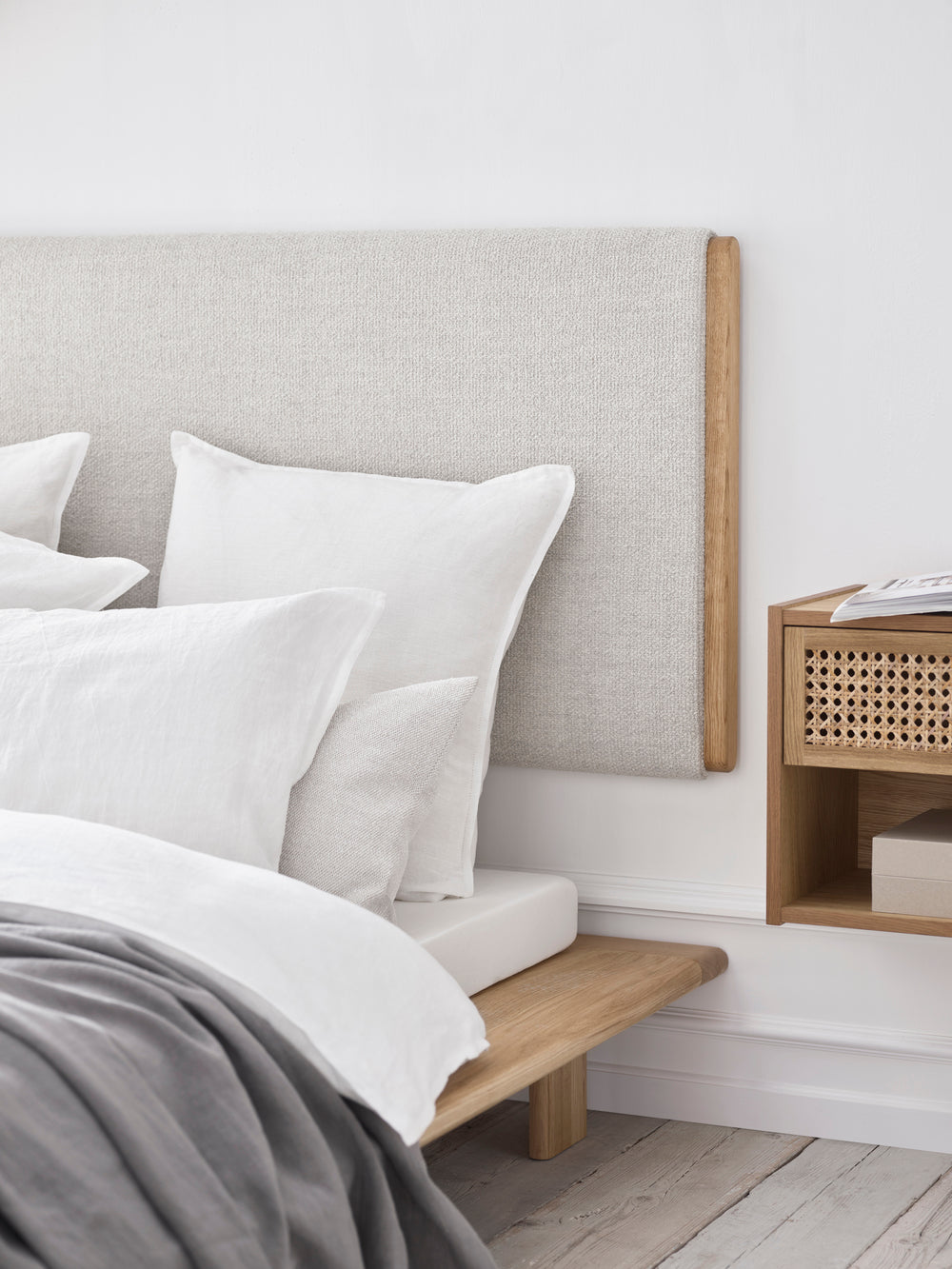 Čalúnený vankúš HAVEN tmavé dubové drevo