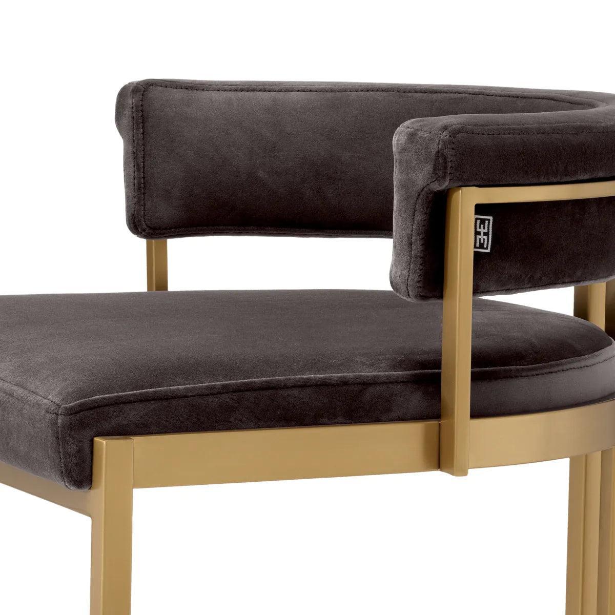Hoker aksamitny DANTE ciemnoszary z mosiężnym wykończeniem Eichholtz Eye on Design