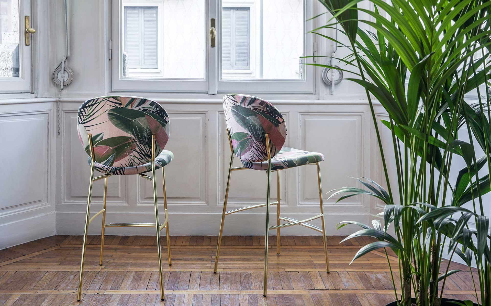 Hoker aksamitny INÈS jasnoróżowy z motywem roślinnym Calligaris Eye on Design