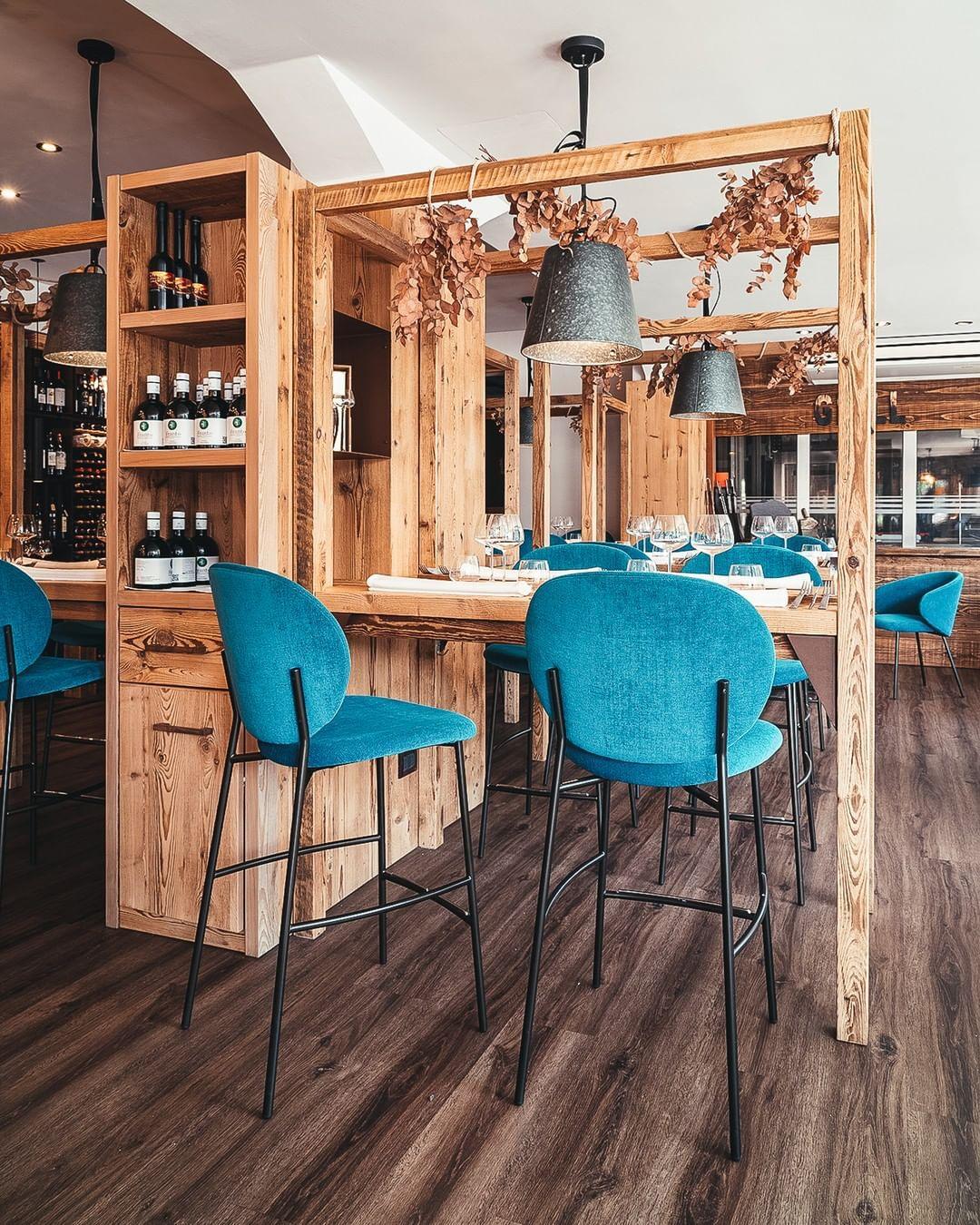 Hoker aksamitny INÈS piaskowy Calligaris Eye on Design