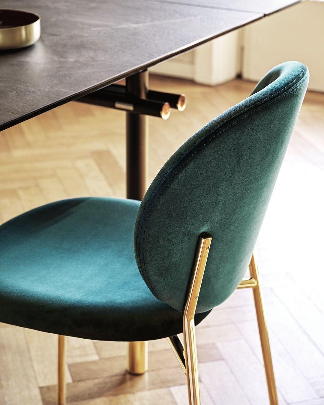 Hoker aksamitny INÈS piaskowy Calligaris Eye on Design