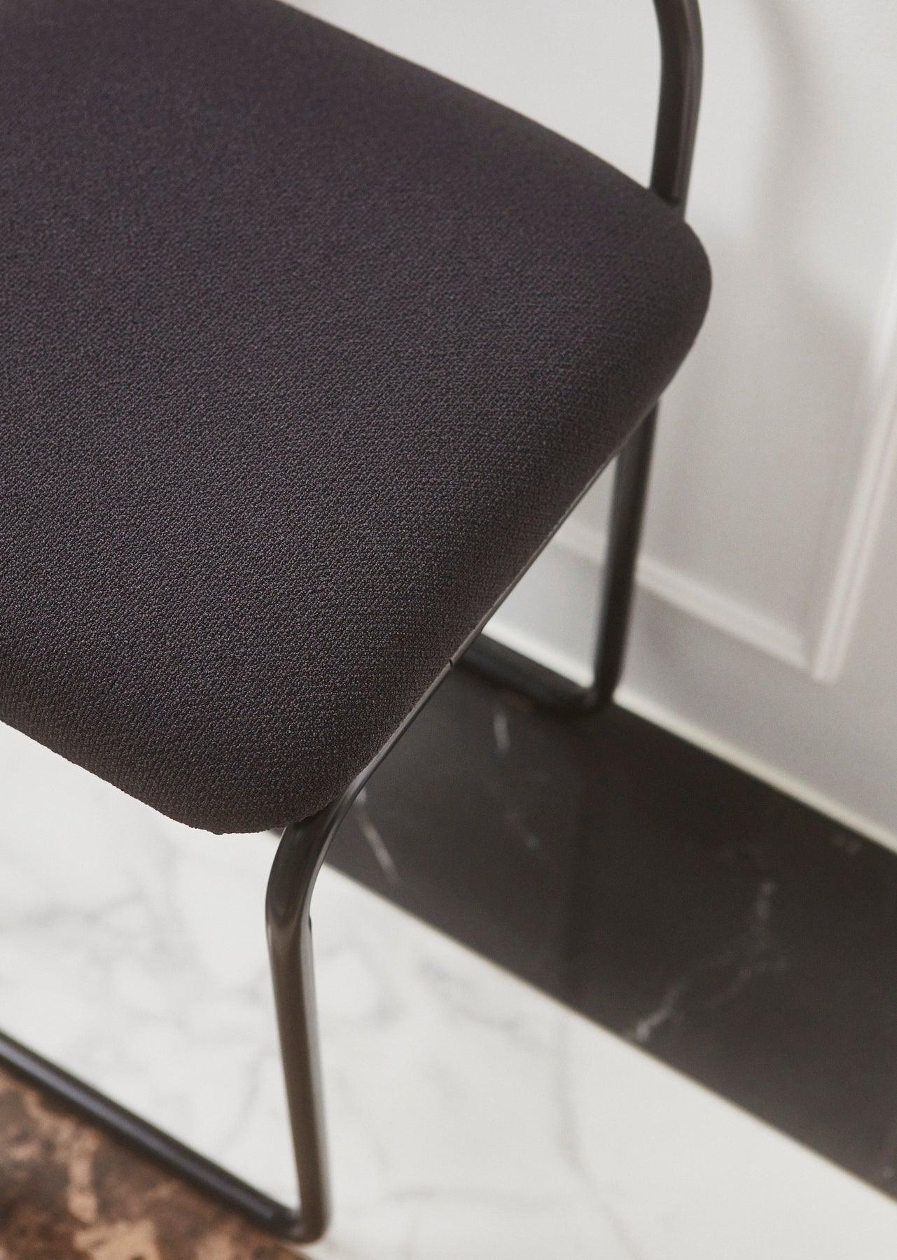 Hoker z tkaniną boucle ANGUI antracytowy AYTM Eye on Design