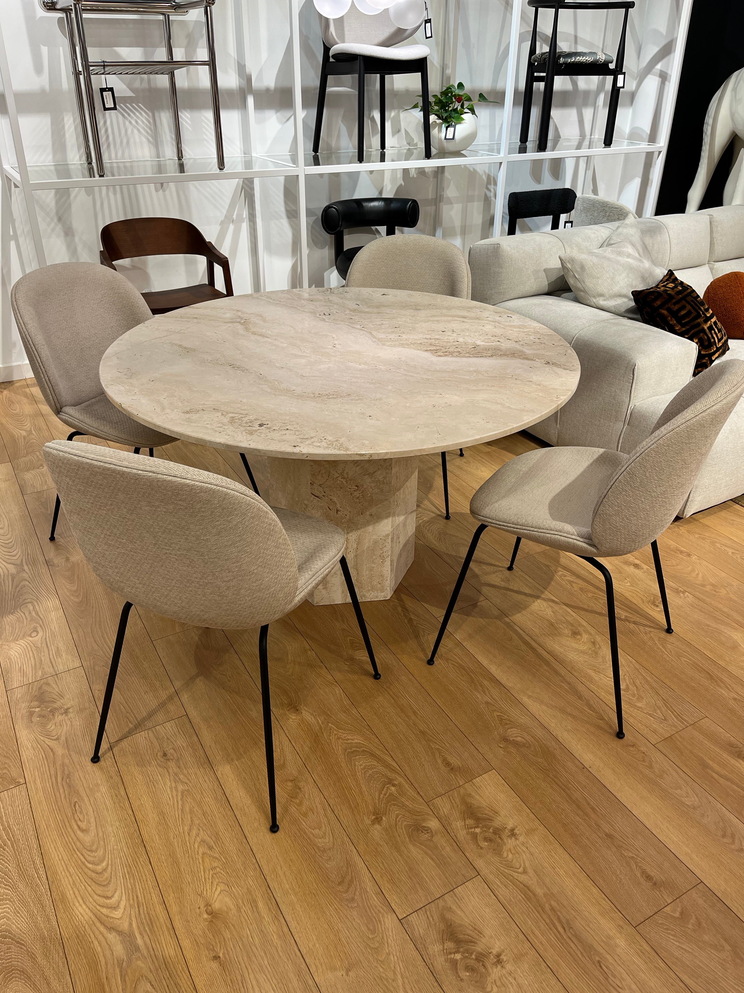 Stolička BEETLE béžová s čiernym kovovým podstavcom