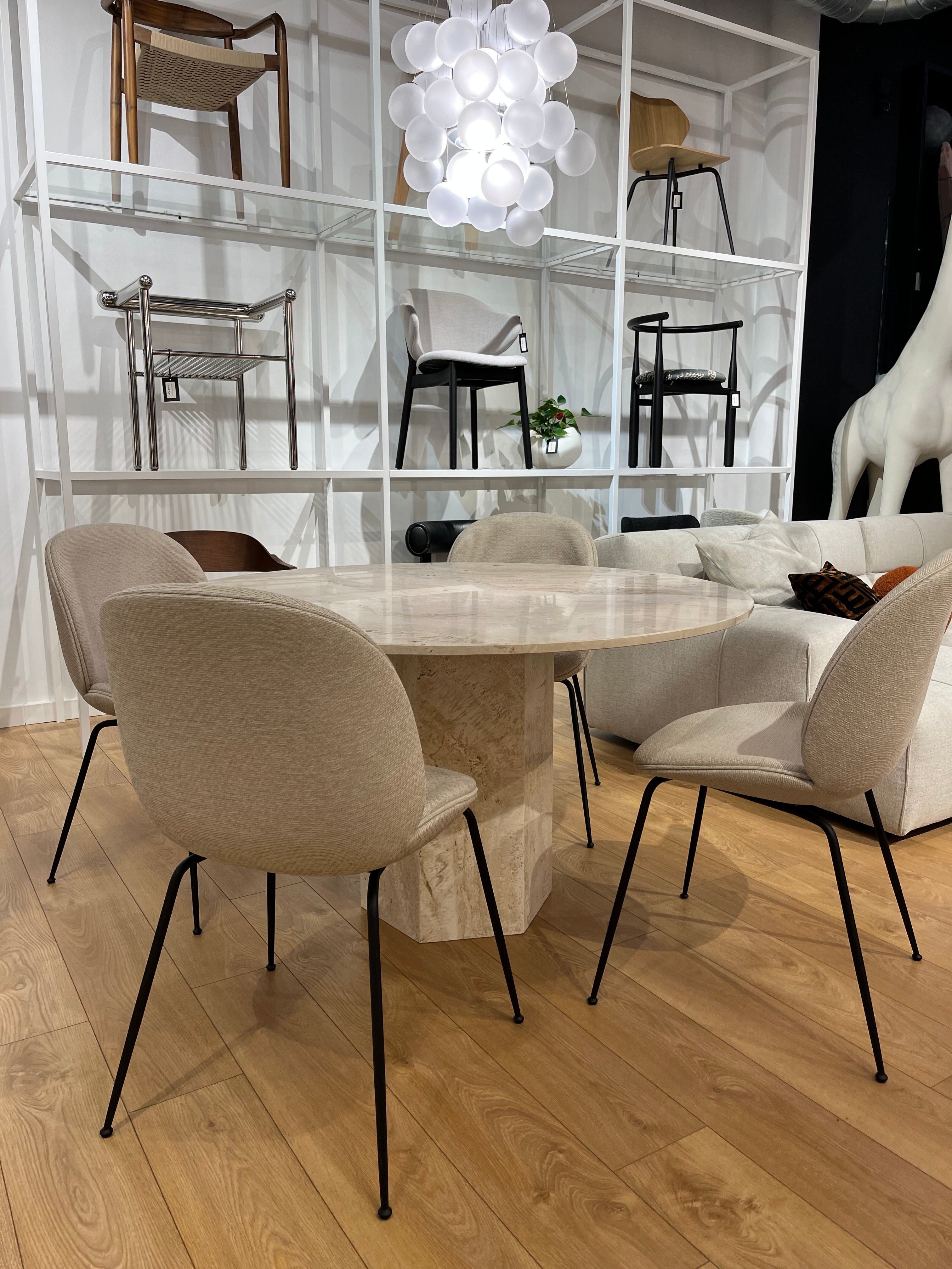 Stolička BEETLE béžová s čiernym kovovým podstavcom