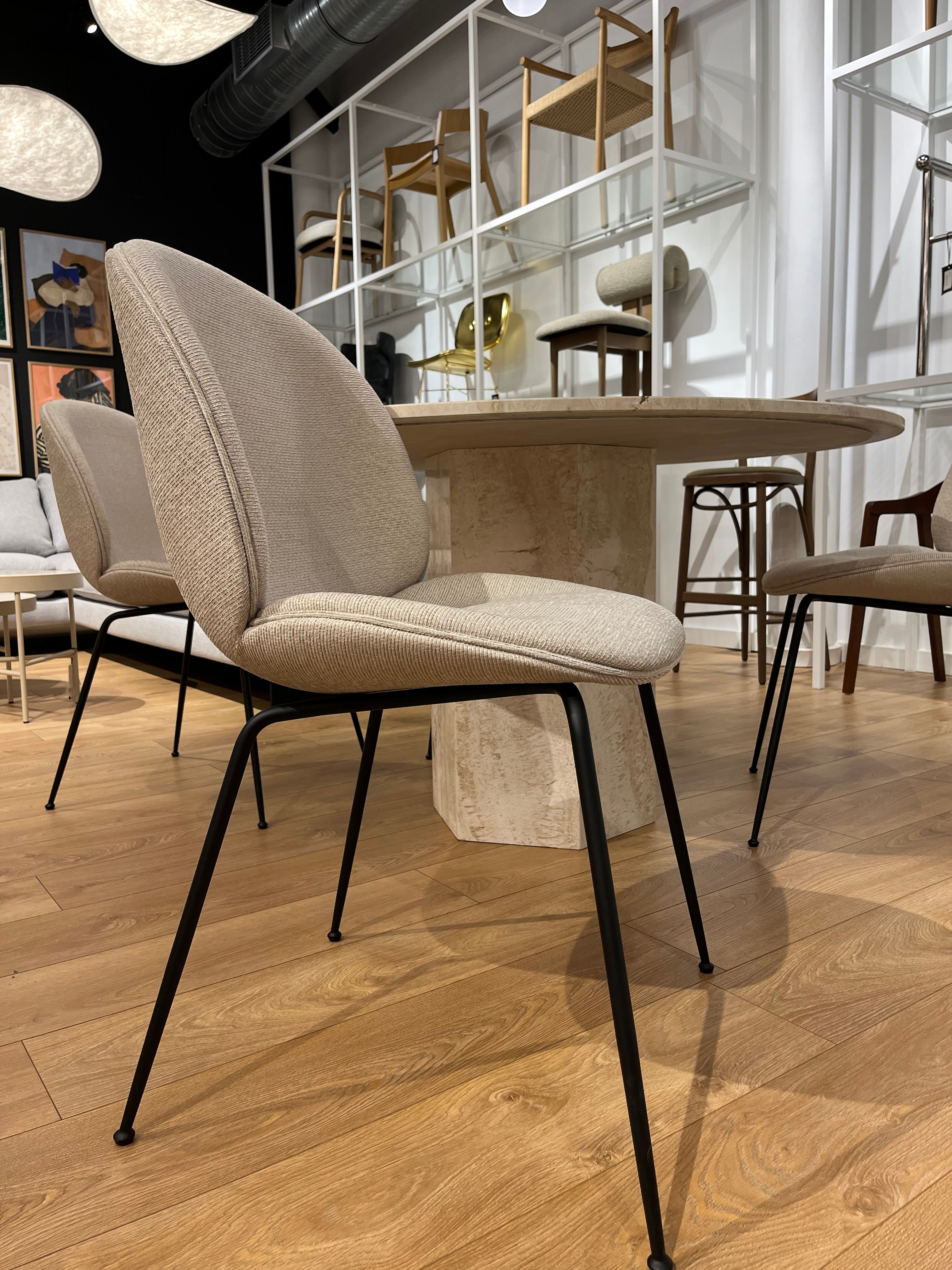 Stolička BEETLE béžová s čiernym kovovým podstavcom