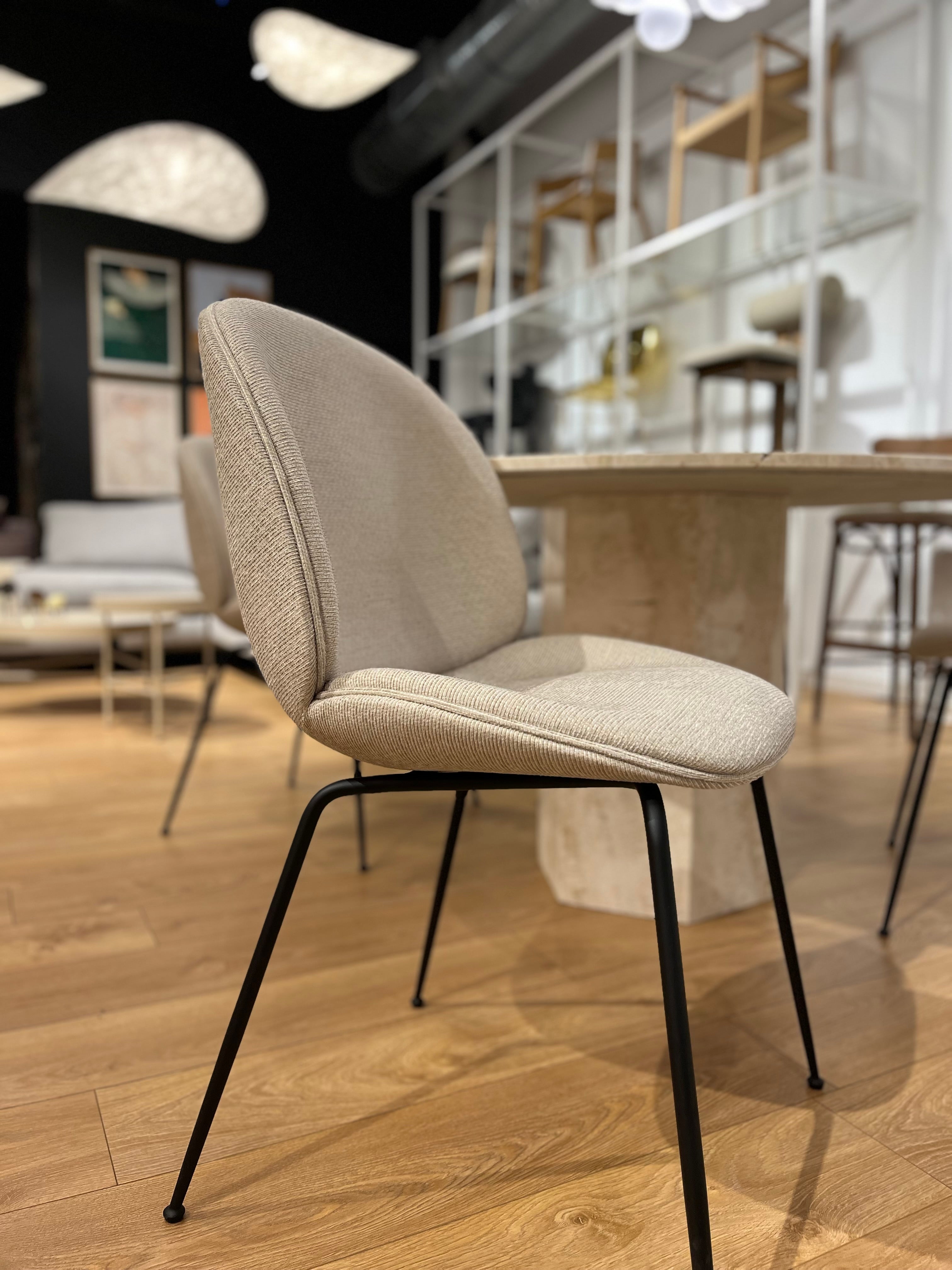 Stolička BEETLE béžová s čiernym kovovým podstavcom